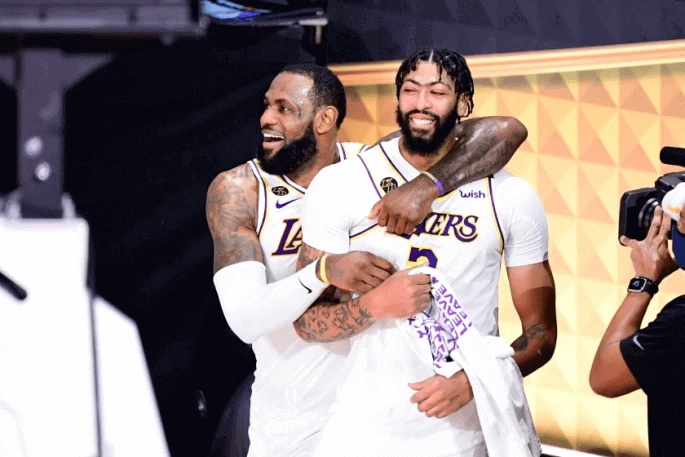 Lebrons un Deiviss svin Lakers čempiontitulu